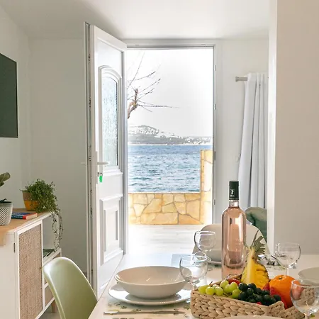 Mon Reve, Cabanon Les Pieds Dans L'eau A La Madrague, Confortable Et Lumineux * Ιέρ
