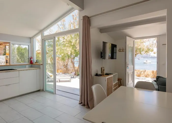 Mon Reve, Cabanon Les Pieds Dans L'eau A La Madrague, Confortable Et Lumineux *