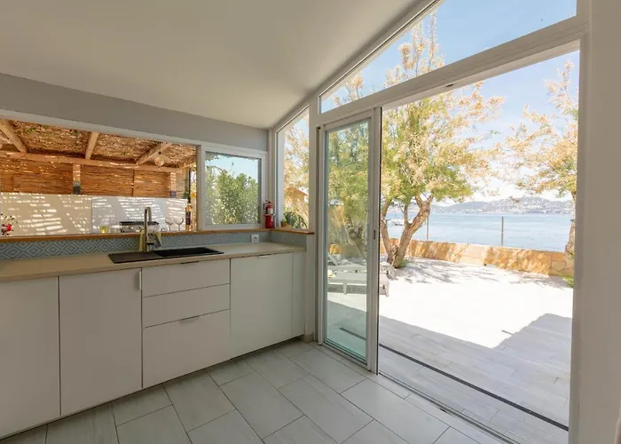 Feriehus Mon Reve, Cabanon Les Pieds Dans L'eau A La Madrague, Confortable Et Lumineux Hyères