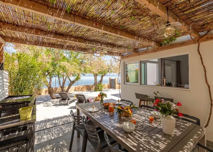 Feriehus Mon Reve, Cabanon Les Pieds Dans L'eau A La Madrague, Confortable Et Lumineux Hyères