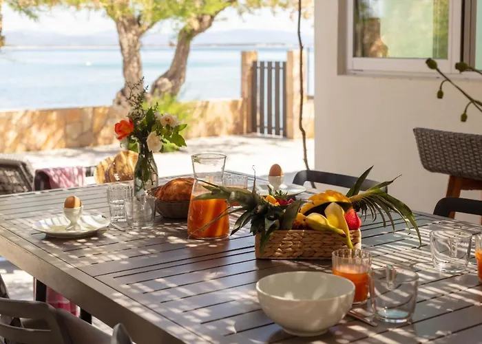 Mon Reve, Cabanon Les Pieds Dans L'eau A La Madrague, Confortable Et Lumineux *