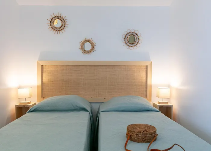 Feriehus Mon Reve, Cabanon Les Pieds Dans L'eau A La Madrague, Confortable Et Lumineux Hyères