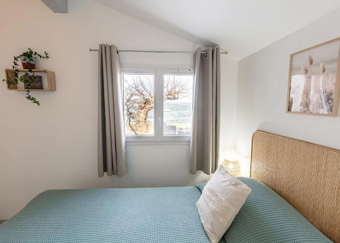 Mon Reve, Cabanon Les Pieds Dans L'eau A La Madrague, Confortable Et Lumineux