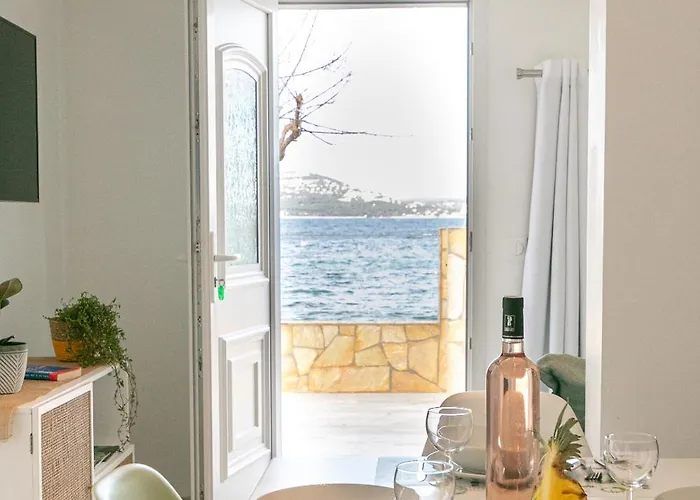 Mon Reve, Cabanon Les Pieds Dans L'eau A La Madrague, Confortable Et Lumineux * Hyères