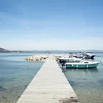 Holiday home Mon Reve, Cabanon Les Pieds Dans L'eau A La Madrague, Confortable Et Lumineux *