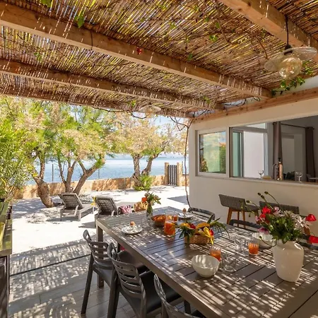 Ferienhaus Mon Reve, Cabanon Les Pieds Dans L'eau A La Madrague, Confortable Et Lumineux Hyères