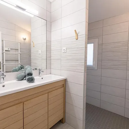 Holiday home Mon Reve, Cabanon Les Pieds Dans L'eau A La Madrague, Confortable Et Lumineux *